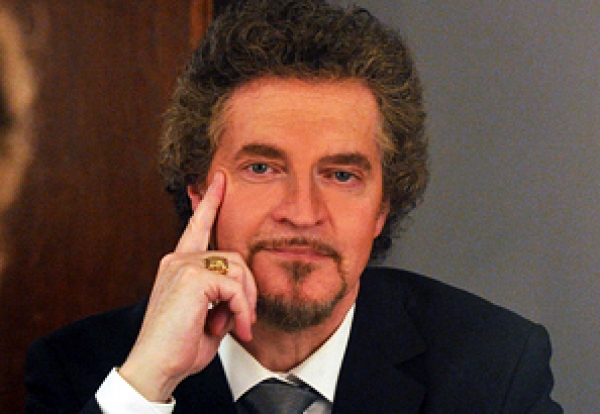 "Nagyon f&aacute;jt, hogy itthon nem &eacute;nekelhetek..." 1.