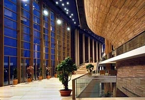 &Uacute;j vezető a M&Uuml;PA &eacute;l&eacute;n