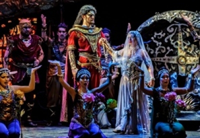 H&aacute;rom bizony dalolva ment l&aacute;ngs&iacute;rba&hellip;