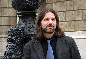 "Opera&eacute;nekesk&eacute;nt m&aacute;shogy kell &eacute;lni..."