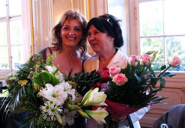 A tűz&ouml;n &aacute;t