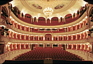 K&ouml;zeleg a d&ouml;ntő