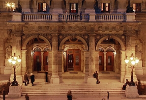 D&iacute;va(t)bemutat&oacute; az Oper&aacute;n&aacute;l