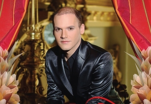 V&aacute;s&aacute;ry Andr&eacute; nőnapi g&aacute;lakoncertje