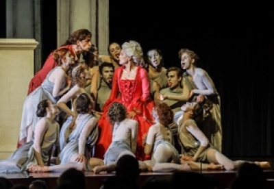 Klasszikusan m&eacute;rt&eacute;ktart&oacute;