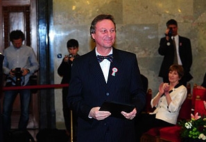 &Aacute;llami d&iacute;jak opera&eacute;nekeseknek