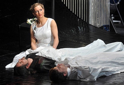 Most Zene van, &eacute;s Hold &eacute;s Hal&aacute;l