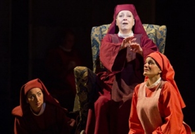 A k&aacute;rmelit&aacute;k &ndash; bemutat&oacute; az Operah&aacute;zban