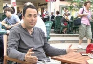 Operaelőad&aacute;son - tornacipőben