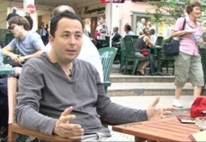 Operaelőad&aacute;son - tornacipőben