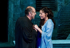 Itt j&aacute;rt Rigoletto