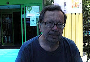 "T&ouml;bb &eacute;vsz&aacute;zad zen&eacute;je &eacute;l egy&uuml;tt..."