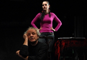 "...a n&eacute;ző fej&eacute;ben sz&uuml;lessen meg a darab."