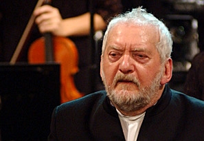 "Vegy&uuml;k komolyabban a műveket..."