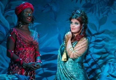 A kir&aacute;lynő &uacute;jra h&oacute;d&iacute;t