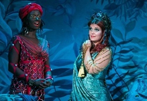 A kir&aacute;lynő &uacute;jra h&oacute;d&iacute;t