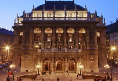 &Eacute;vadnyit&oacute; az Operah&aacute;zban