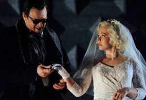 K&eacute;t opera Angli&aacute;ban