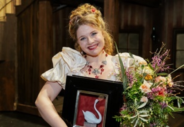 Pasztircs&aacute;k Polina az &eacute;vad Kamara&eacute;nekese