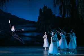 &Eacute;vkezd&eacute;s az Oper&aacute;ban